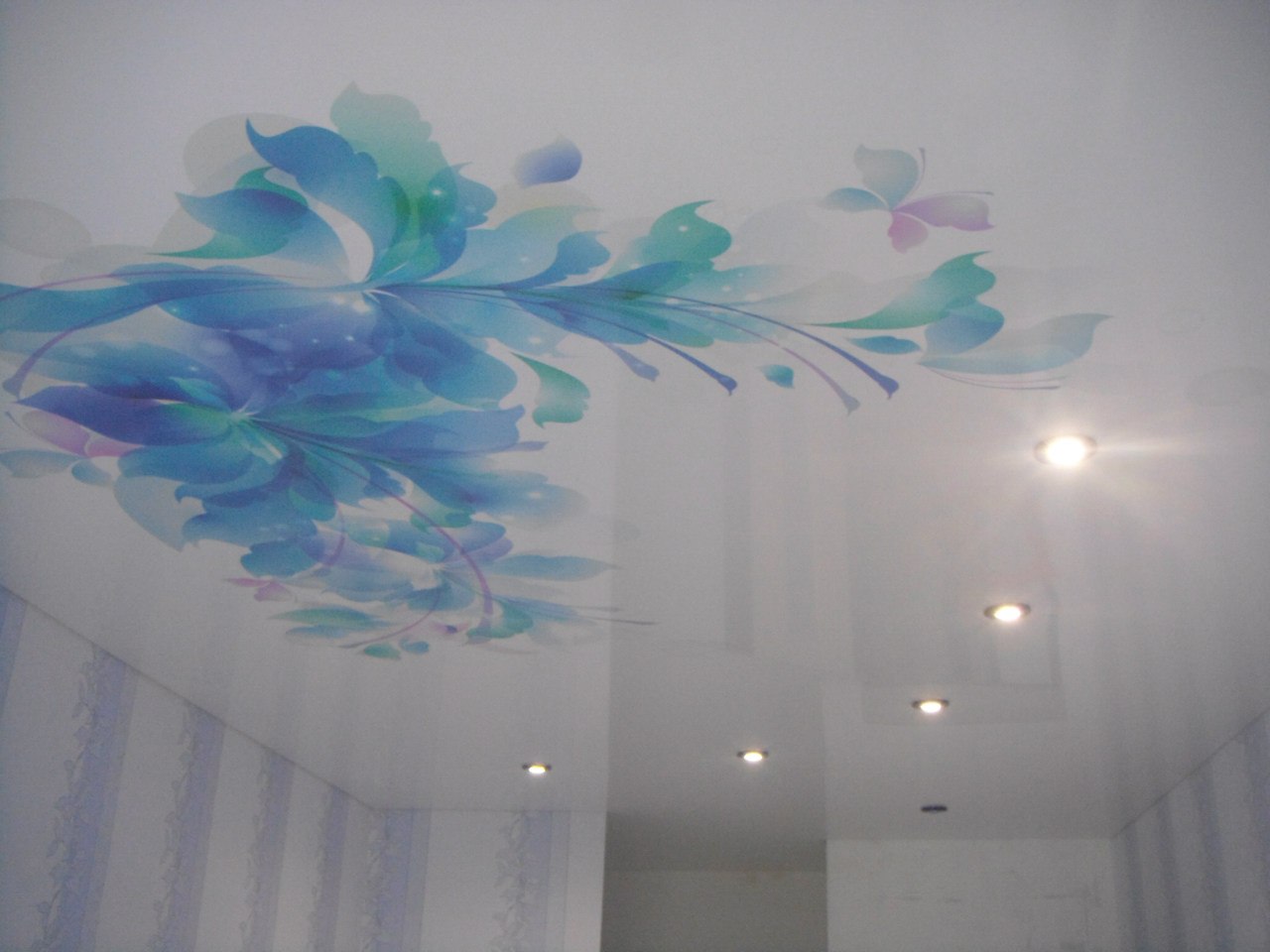 Натяжные потолки с рисунком цветы