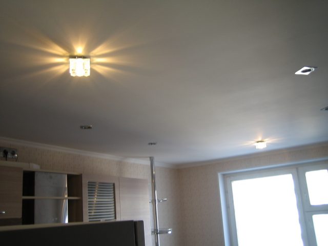 Многоуровневые потолки из гипсокартона с подсветкой: фото и монтаж