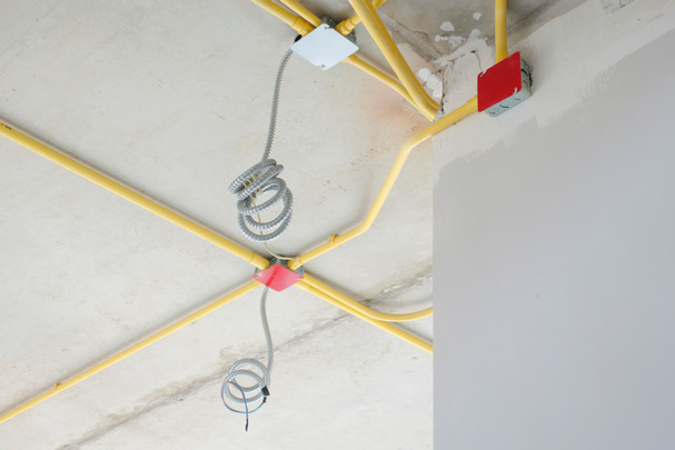 Проводка под натяжным потолком: ремонт, замена, монтаж под светильники