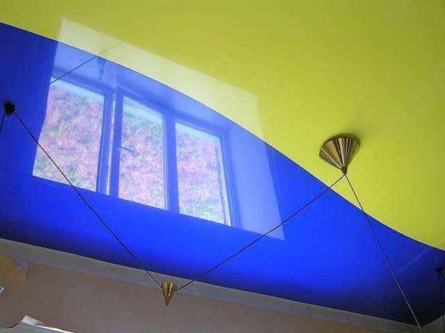 Спайка натяжных потолков: криволинейная и прямолинейная, фото в интерьере