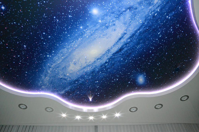 Двухуровневый натяжной потолок с подсветкой: виды и фото в интерьере