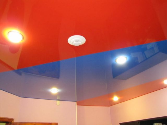 Натяжной потолок: бело-голубой, бирюзовый, светло-голубой, фото в интерьере