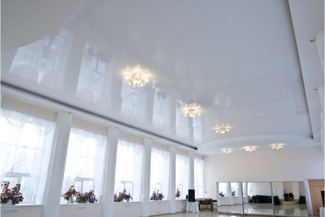 Белый глянцевый натяжной потолок: виды, варианты конструкций, отзывы и фото