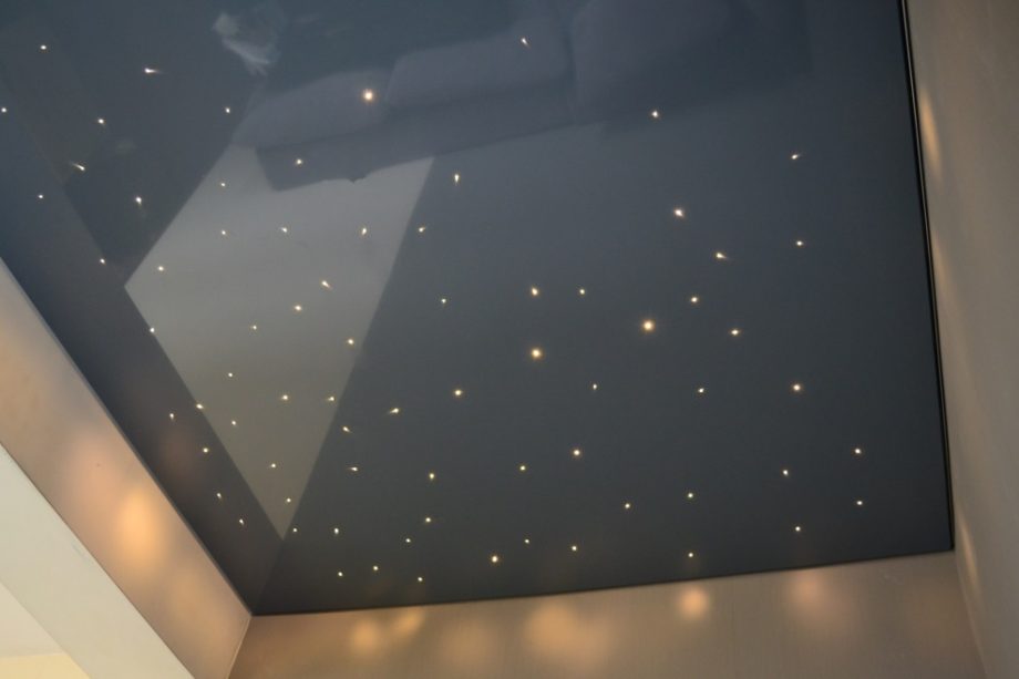  натяжной потолок: матовый, глянцевый, сатиновый, фото в интерьере