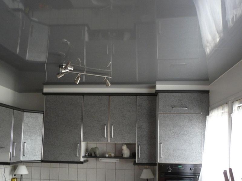 Натяжной потолок серый глянец фото