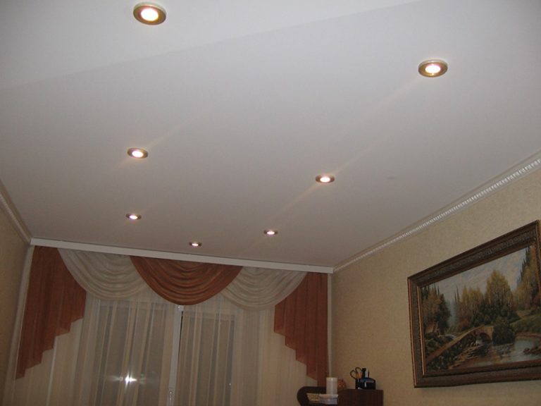 Натяжной потолок с люстрой и точечными светильниками фото в зале хрущевки
