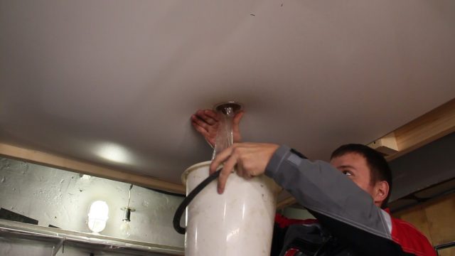 Как самостоятельно слить воду с натяжного потолка: видео, фото, инструкция по откачке
