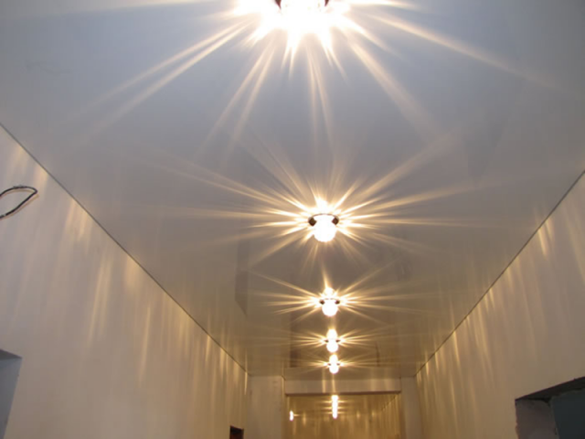 Одноуровневые натяжные потолки: фото и варианты дизайна с подсветкой