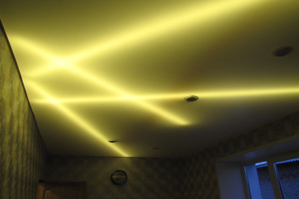 Свет на потолок натяжной фото