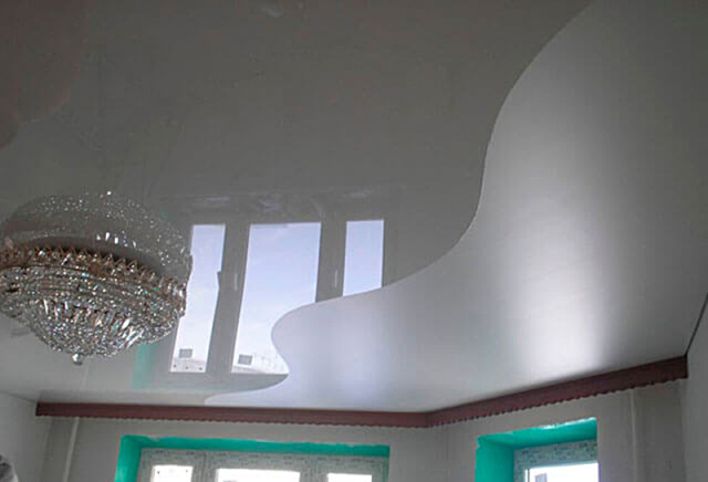 Одноуровневые натяжные потолки: фото и варианты дизайна с подсветкой