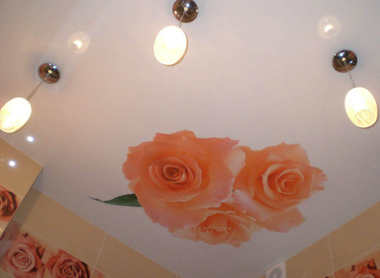 Натяжной потолок с цветами фото