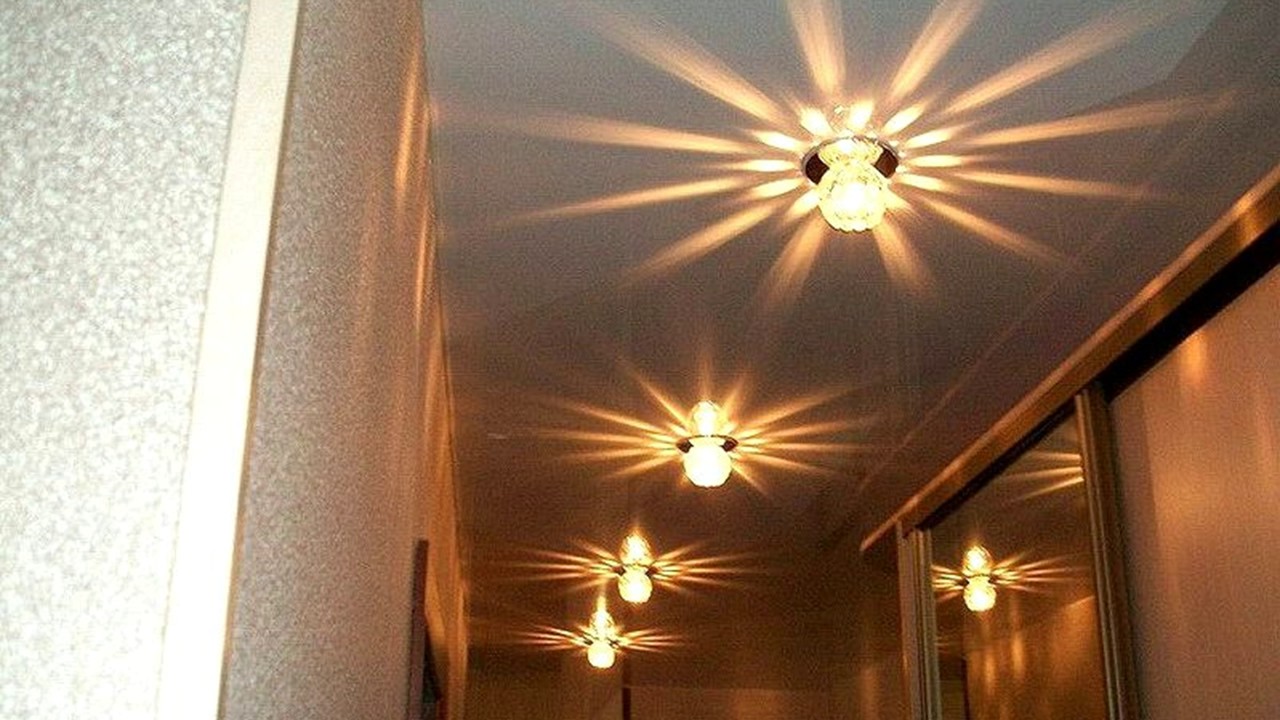 дизайн лампочек на натяжном потолке в коридоре