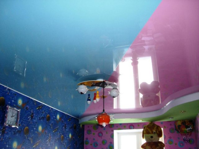 Натяжные потолки со спайкой двух цветов: варианты дизайна, фото в интерьере