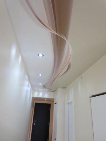 Натяжной потолок в коридоре: длинном, квадратном, узком и г-образном