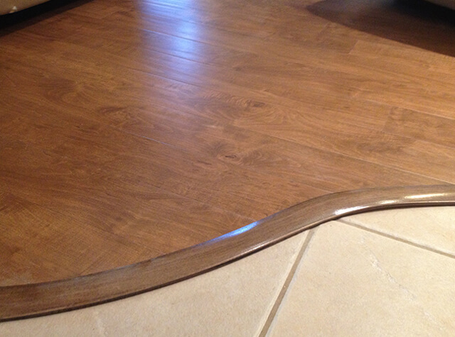 Стыковка линолеума и плитки: переход с разной высоты, без порожка на полу на кухне и в прихожей