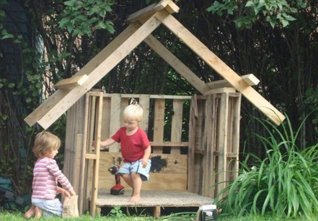 Как сделать домик для детей из поддонов своими руками