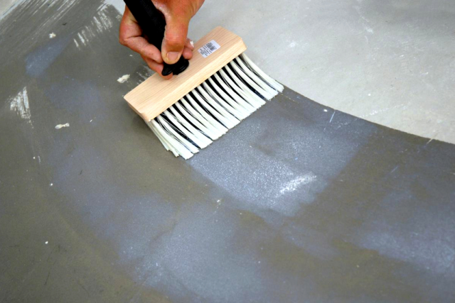 Чем и как обработать бетонный пол своими руками, чтобы не пылил