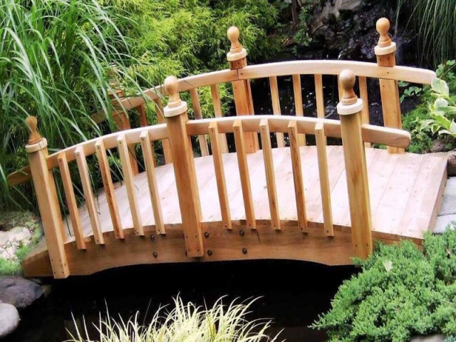 Декоративный мостик для сада: как сделать своими руками, фото