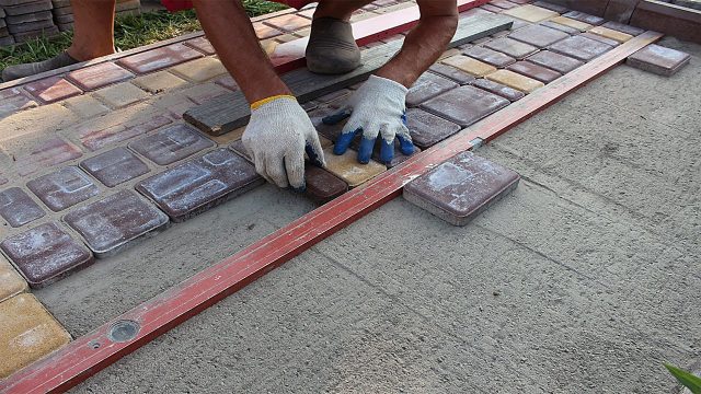 Технология укладки тротуарной плитки и брусчатки на песок своими руками
