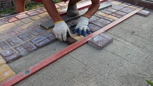 Как уложить тротуарную плитку на отсев своими руками