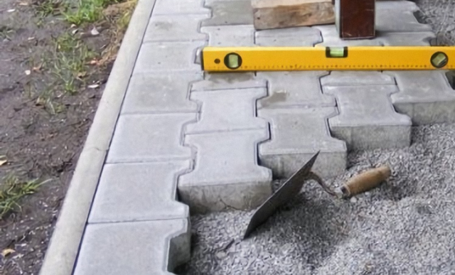 Укладка тротуарной плитки или брусчатки на бетон своими руками