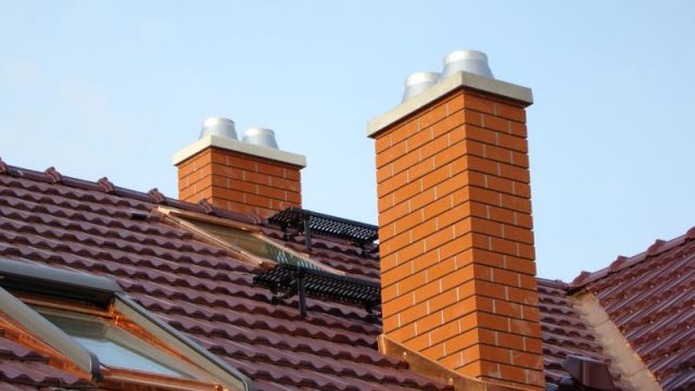 Ремонт дымохода, печной трубы из кирпича на крыше частного дома