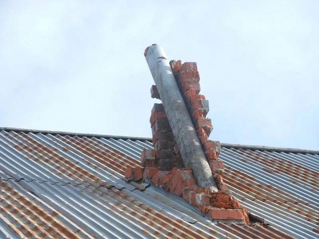 Ремонт дымохода, печной трубы из кирпича на крыше частного дома