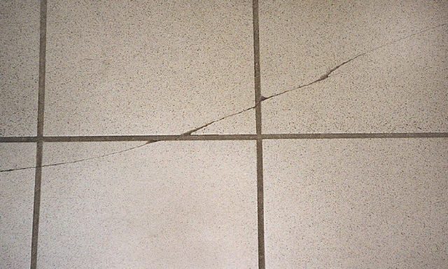 Что делать, если плитка пошла трещинами на полу, стене
