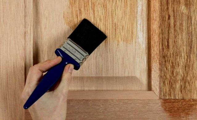 Как покрасить лакированную дверь краской без шлифовки