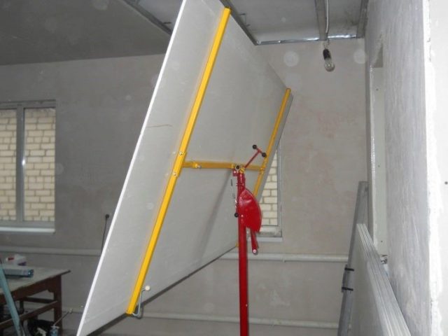 Как обшить потолок гипсокартоном в одиночку: делаем подъемник для ГКЛ