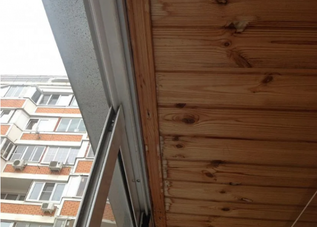 Протекает балкон сверху от соседей: что делать, во время дождя, как устранить