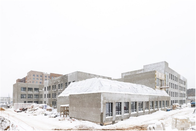 В посёлке Заречье продолжается строительство первой школы на 600 учеников