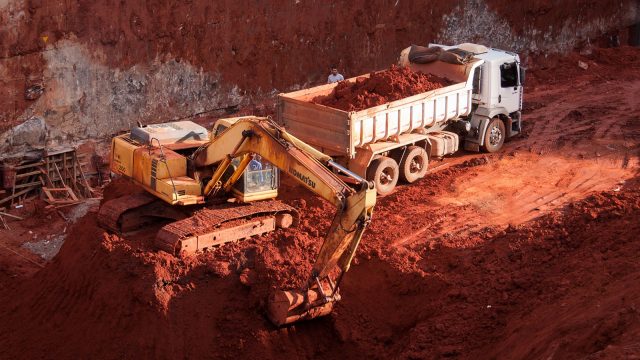 Вывоз котлованного грунта на полигон: особенности услуги, главные этапы