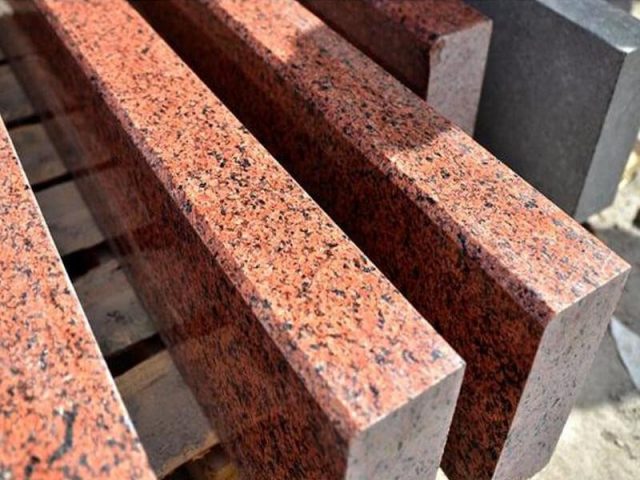Гранитный поребрик: сферы применения материала, разновидности и особенности изделий